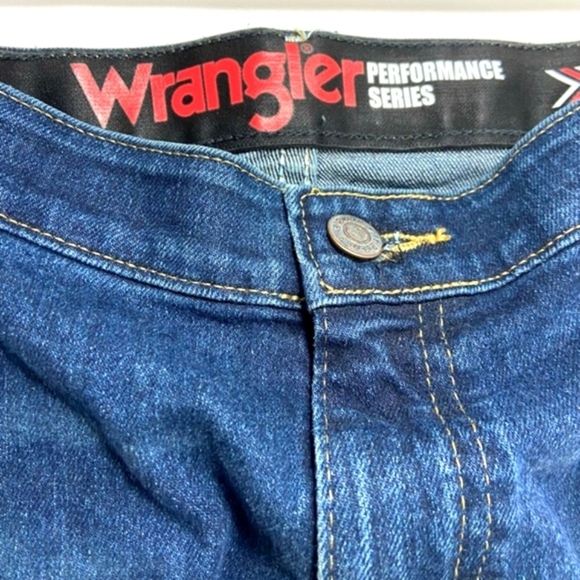 Men's Wrangler Regular Fit Performance Series Flex Waistband Jeans - Picture 2 of 8